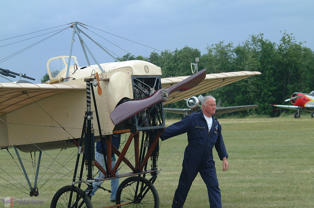 La Ferte Alais aeronautical show, dragging the old aircraft in place for a flight exhibition