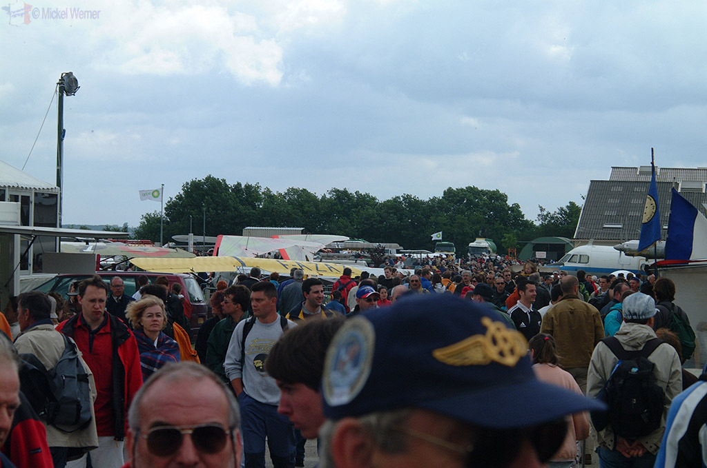 La Ferte Alais aeronautical show, a lot of spectators