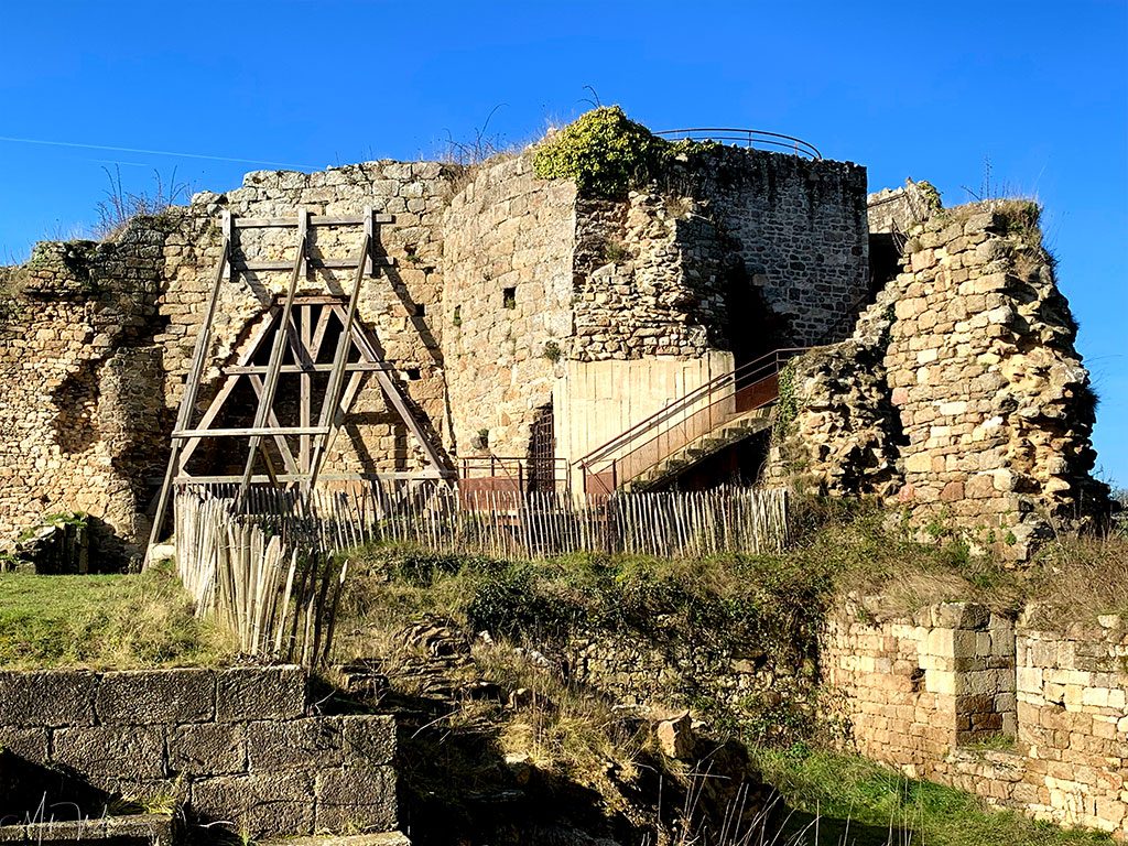 Watchtower of the Guildo Fortress ruins in Saint-Jacut-de-la-Mer.