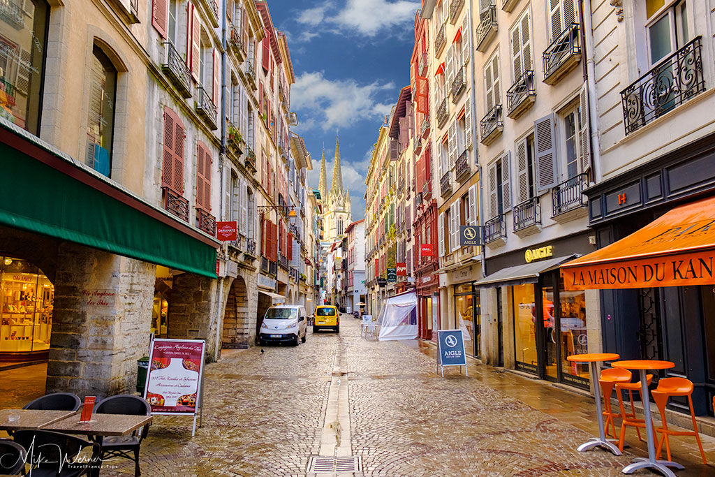 Narrow streets of Bayonne centre