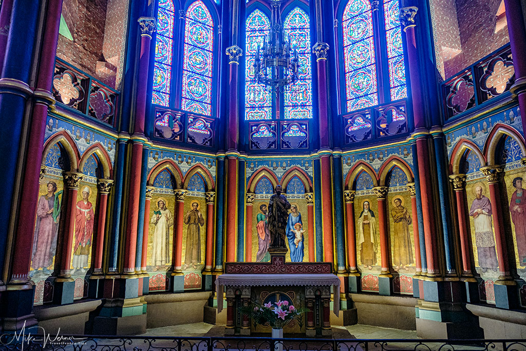 The altar of the Cathedral of Bayonne)