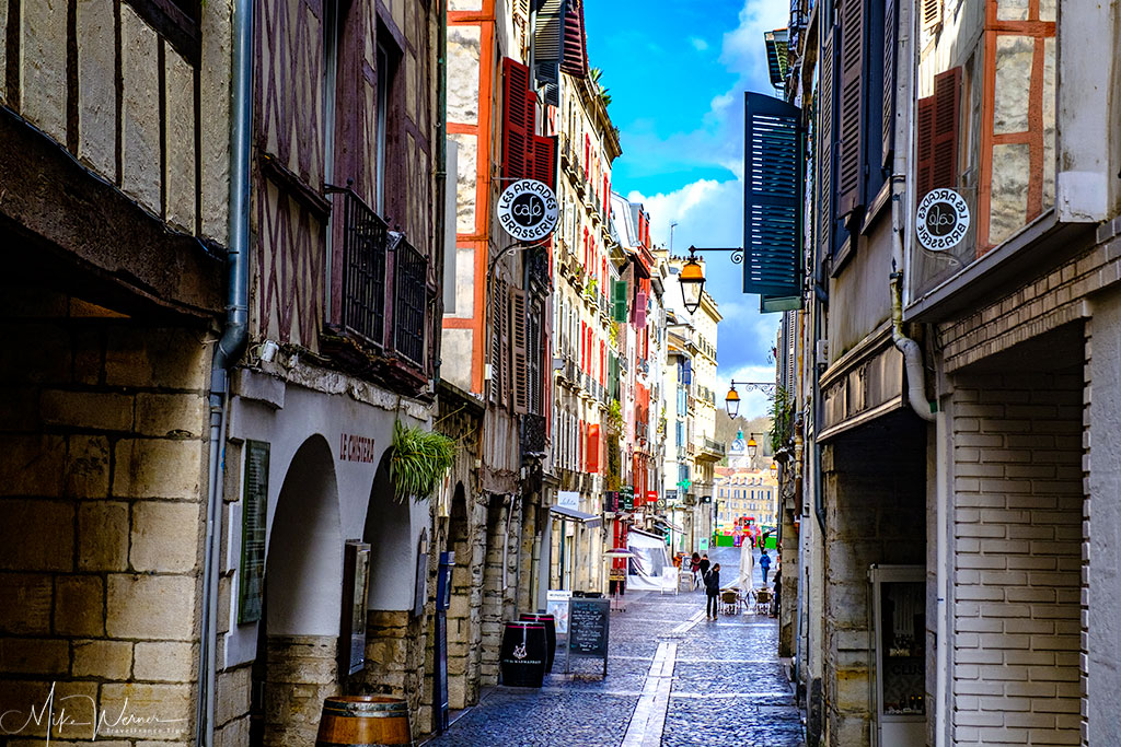 Narrow streets of Bayonne centre