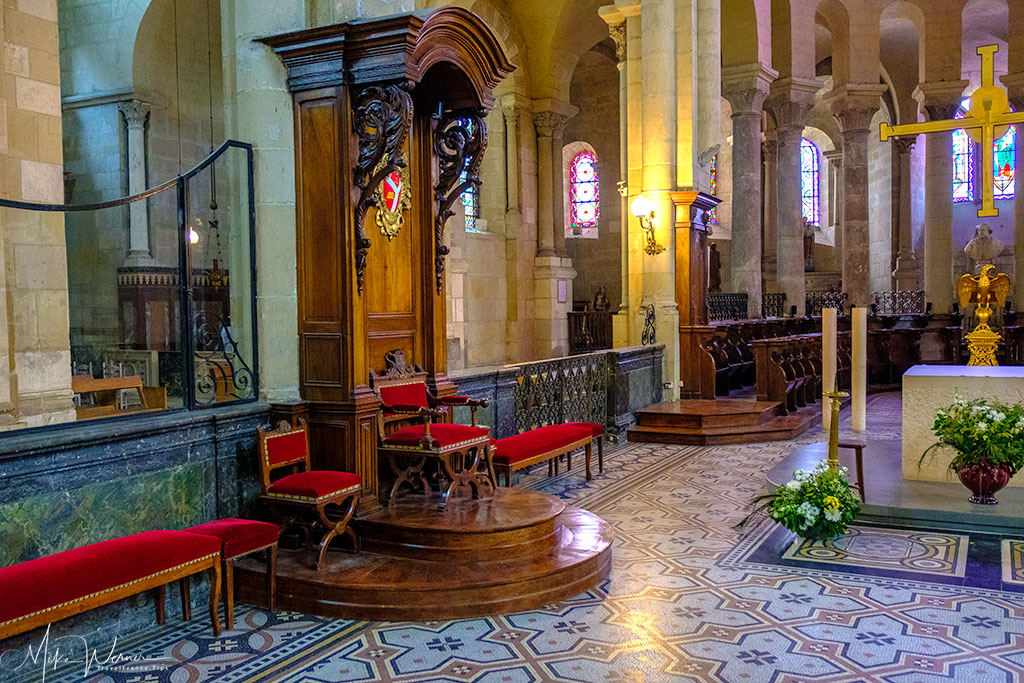 Bishop's seat in the Cathedral 'Cathedrale Saint-Apollinaire de Valence'