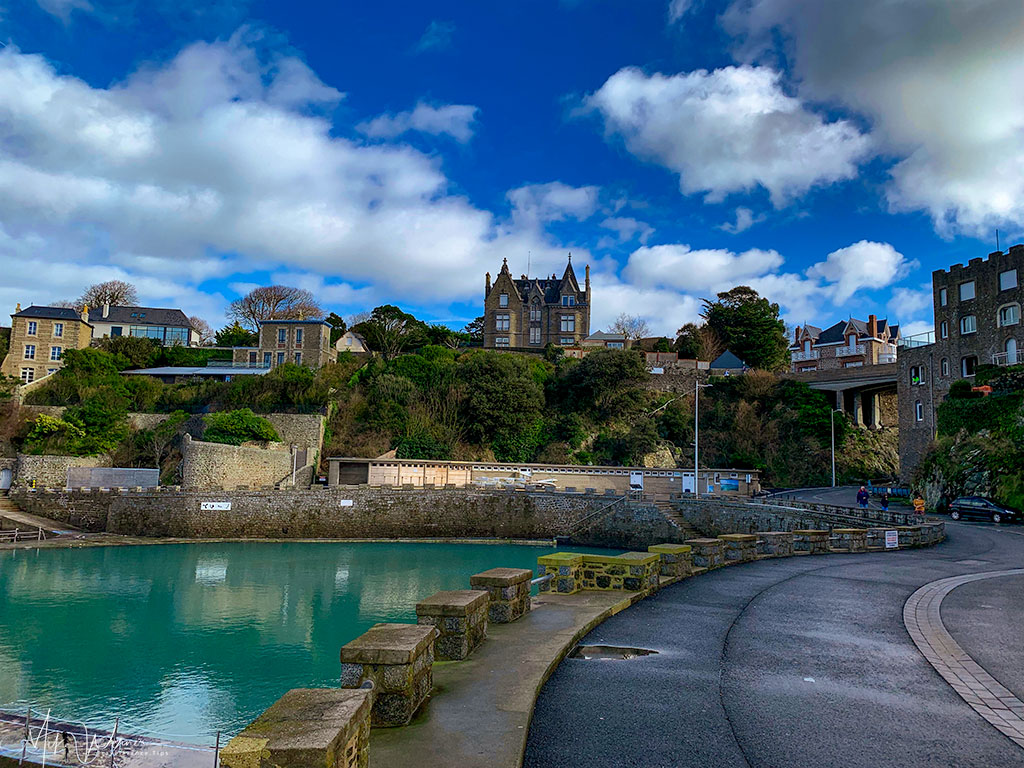 The swimming pool is located on the beach next to a road in Dinard