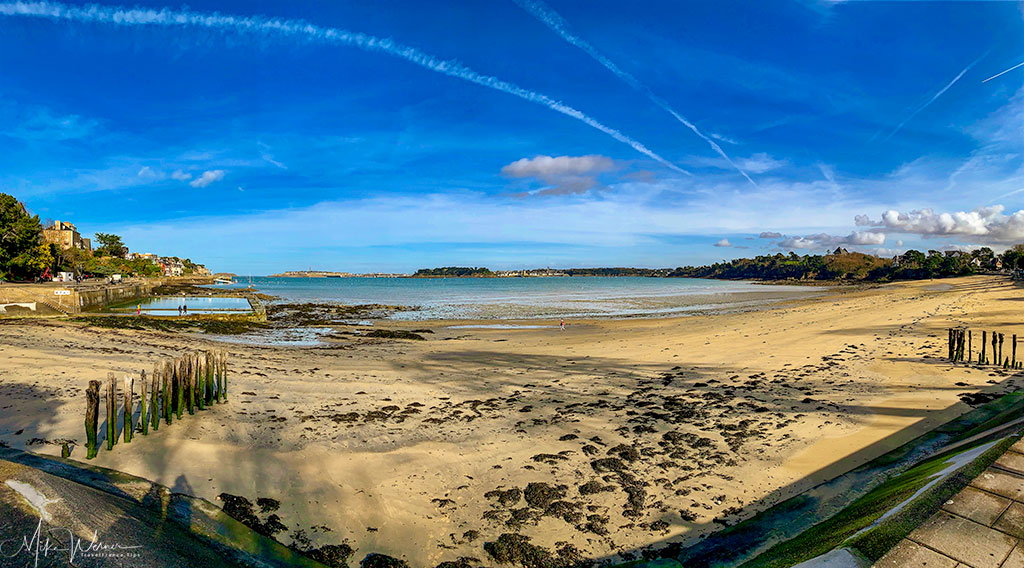 Panoramic photo of the beach and its swimming pool in Dinard