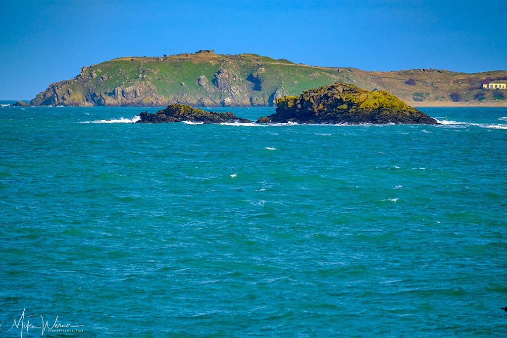 Large rocks/boulders in the sea just in front of the Dinard coastline