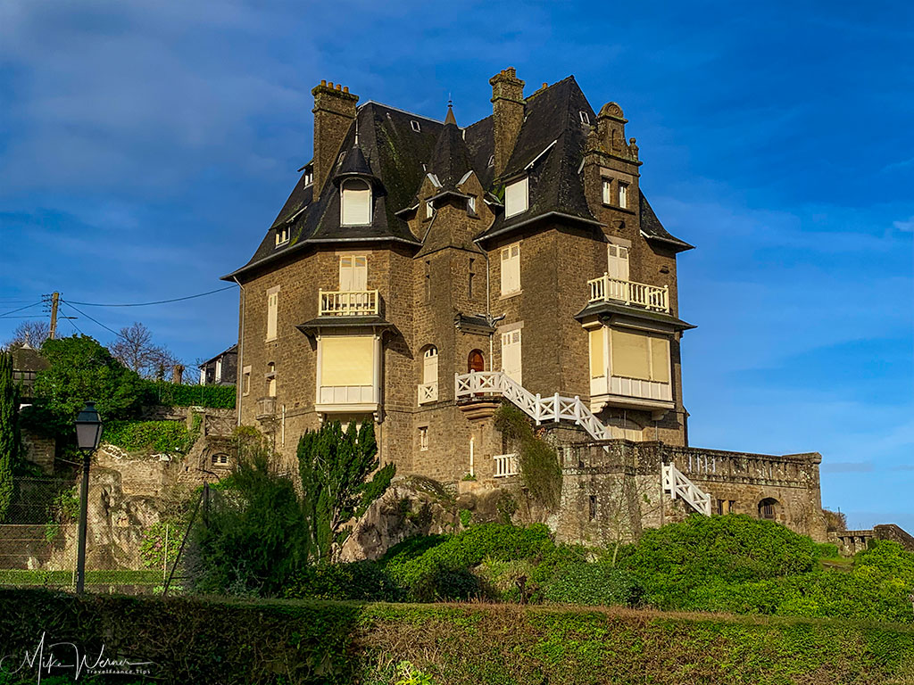 A villa alongside the Dinard coastline