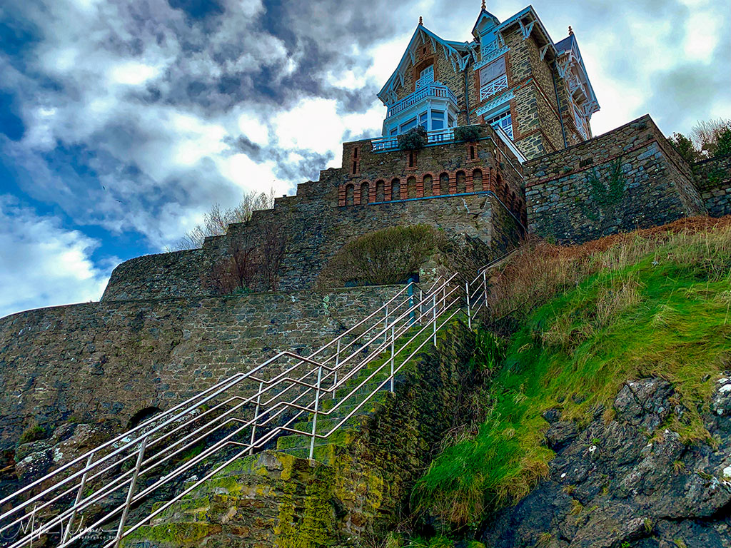 Perched high, the villas has a fantastic view of the sea and city of Dinard