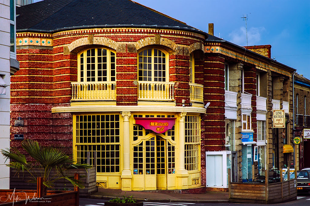 A cafe/restaurant inside Dinard