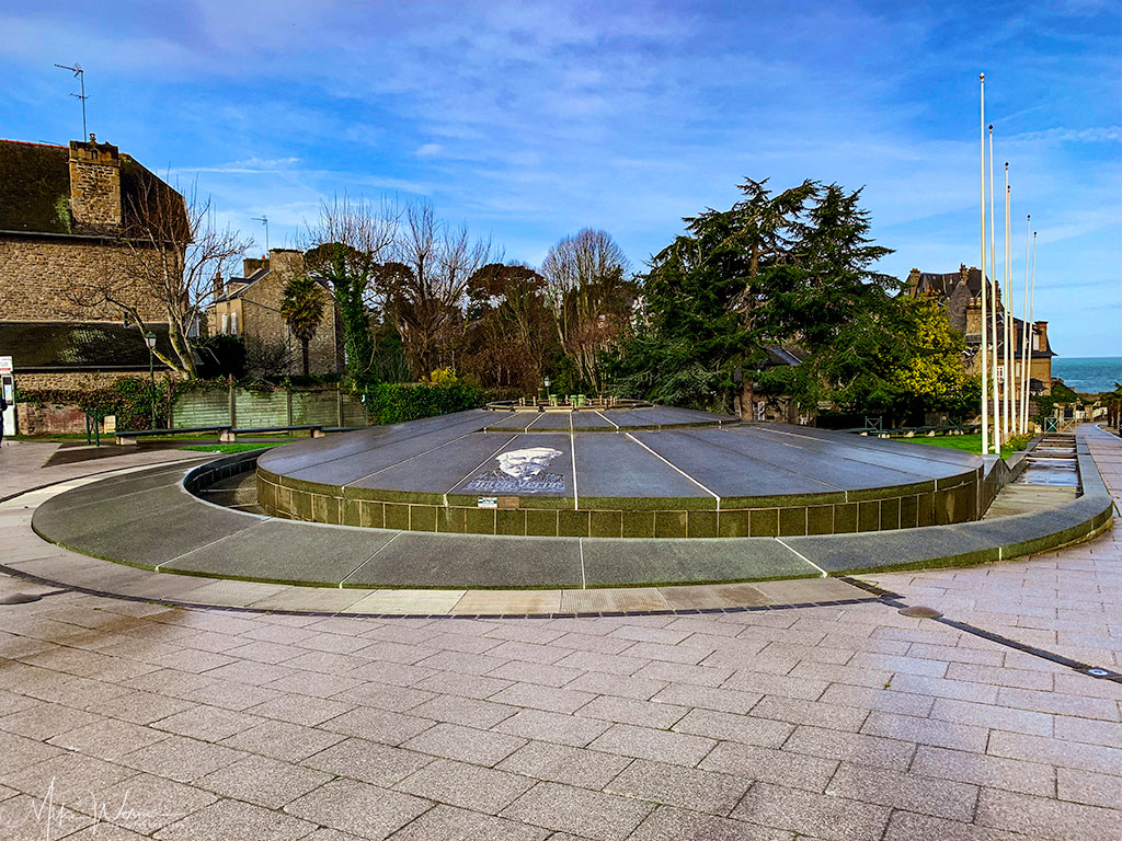 Square of the Saint-Enogat district (and beach)in Dinard