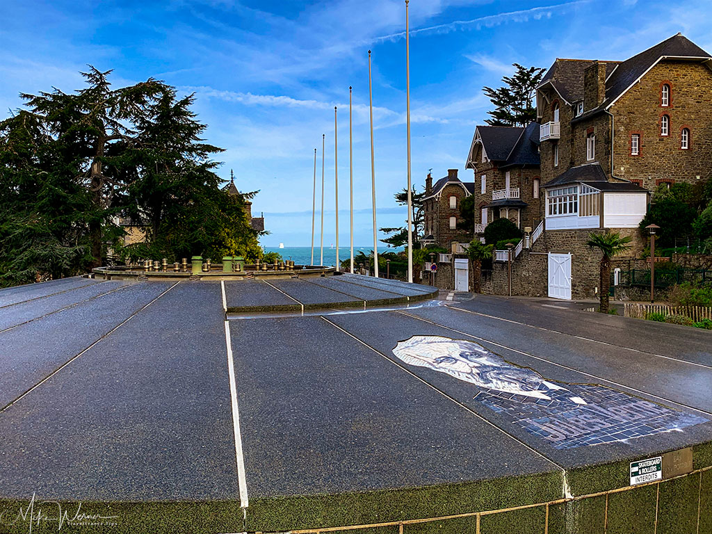 Popular at the time with artists, the square of the Saint-Enogat district (and beach)in Dinard