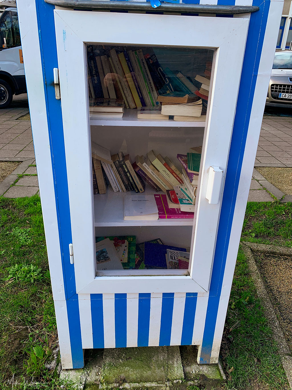 Books can be taken out for free (and hopefully new ones are put back) in Dinard