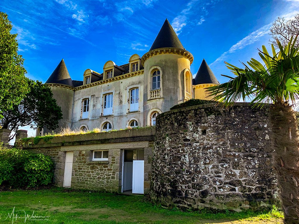 Jeu de boule section in the back of the Villa Eugenie in Dinard