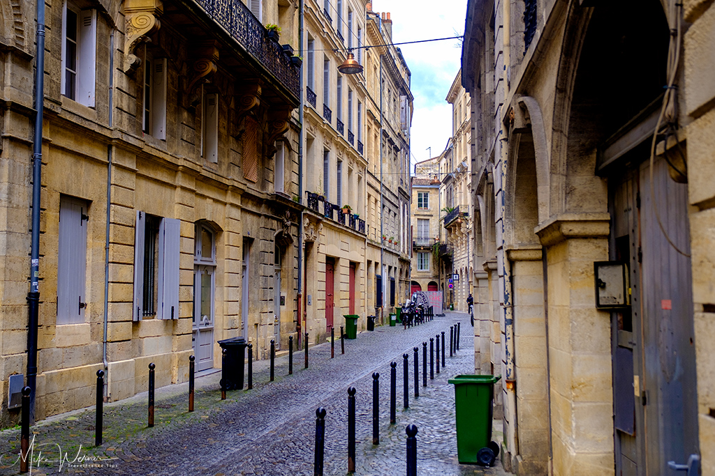 Large pedestrian area in between car lanes in Bordeaux