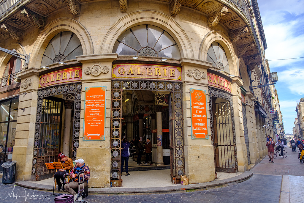 One of many shopping galleries in Bordeaux