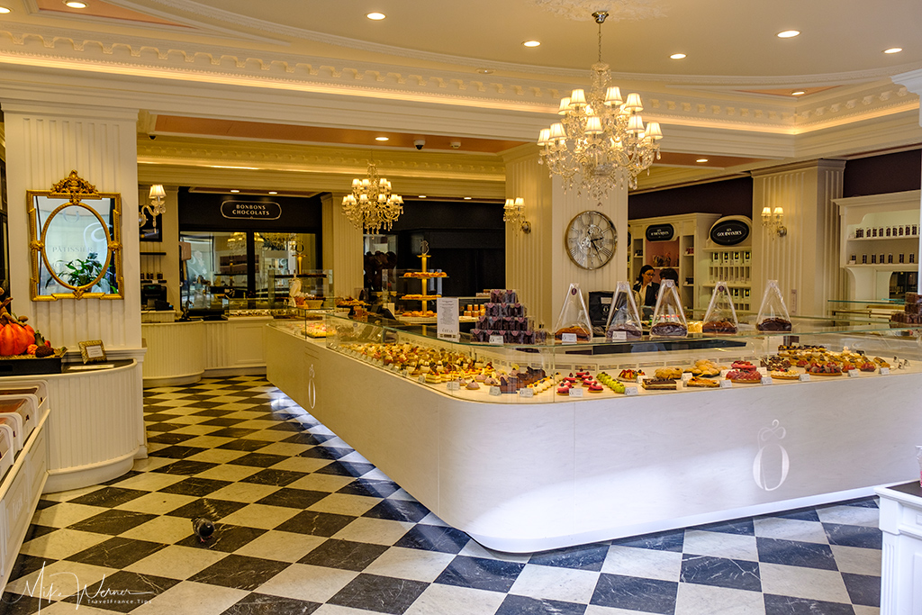 Upmarket pastry shop in Bordeaux