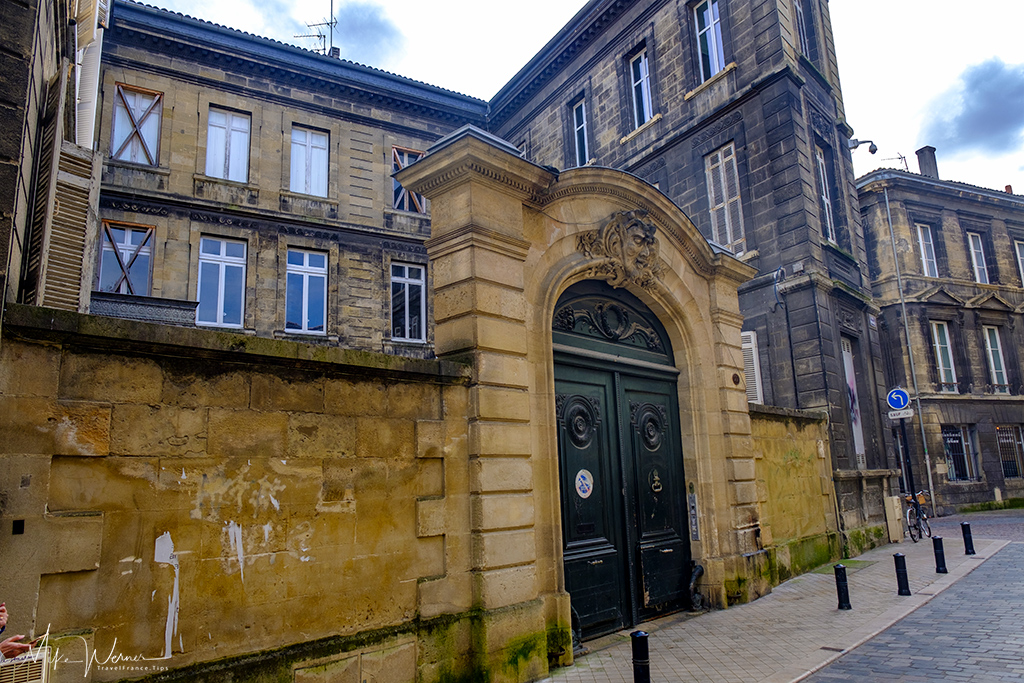 Very black walls on this building in Bordeaux