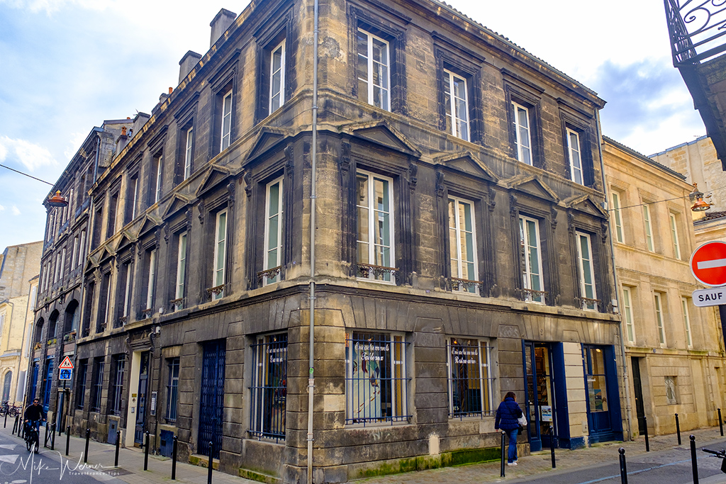 Clearly visible pollution on this building in Bordeaux