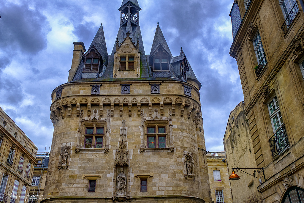 Top part of the Gate (Porte) Cailhau in Bordeaux