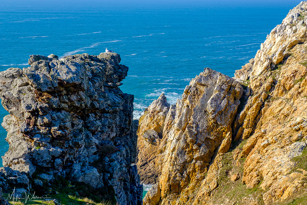 Narrow passageways alongside the cliffs at Camaret-sur-Mer