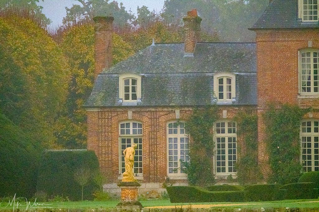 The Mesnil-Geoffroy castle and gardens