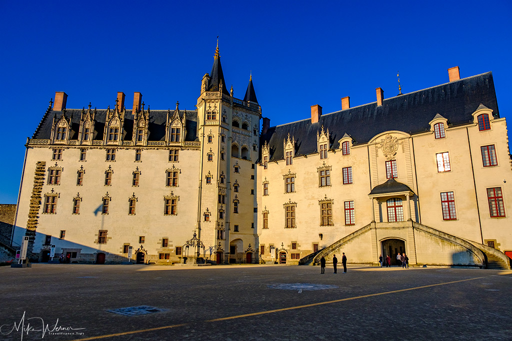 Left is the 'Grand Logis', the tower is called 'La tour de la Couronne d'Or' and the right portion is the 'Big Government'