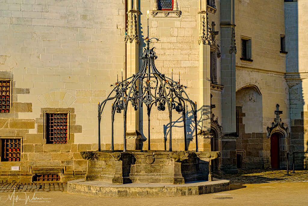 The water well in front of the 'Big Government' building in the Nantes castle