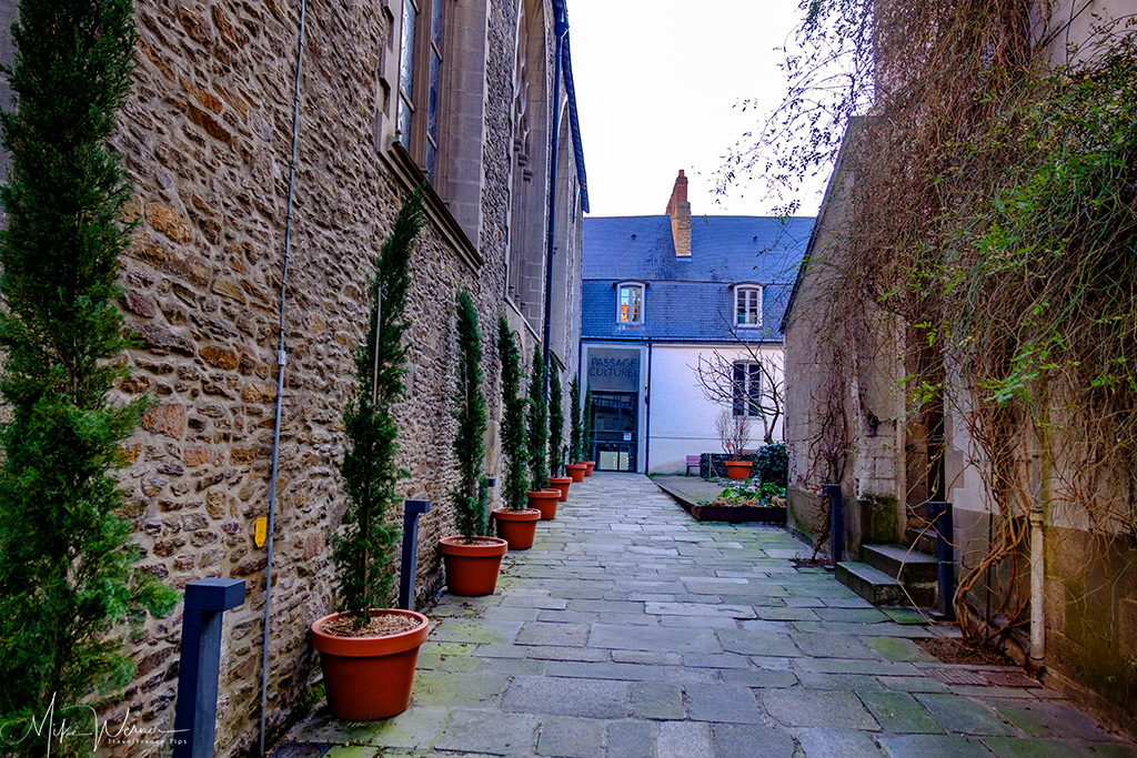 Path to the Sainte-Croix church gardens