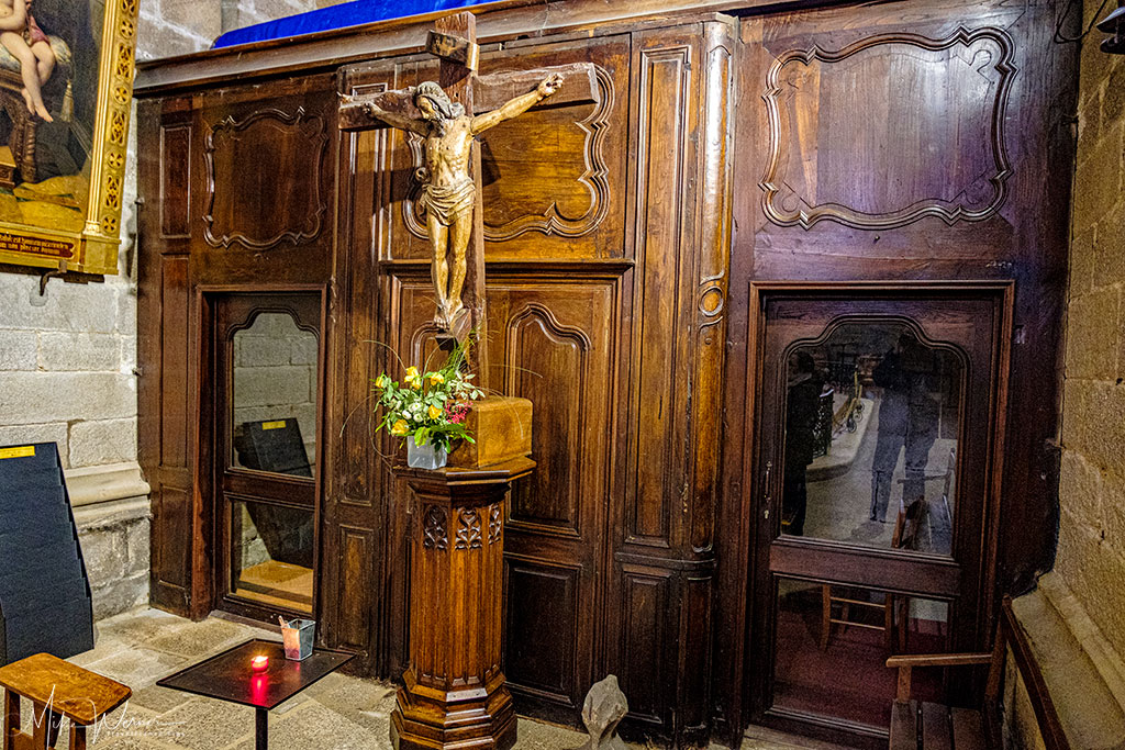 Statue at a confession booth in the Saint-Pierre Cathedral in Vannes