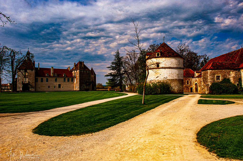 Main area of the Epoisses castle, in the middle a very large dovecot