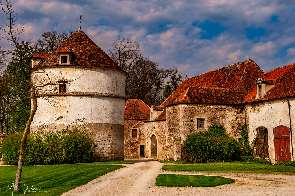 Dovecot and buildings of the castle of Epoisses