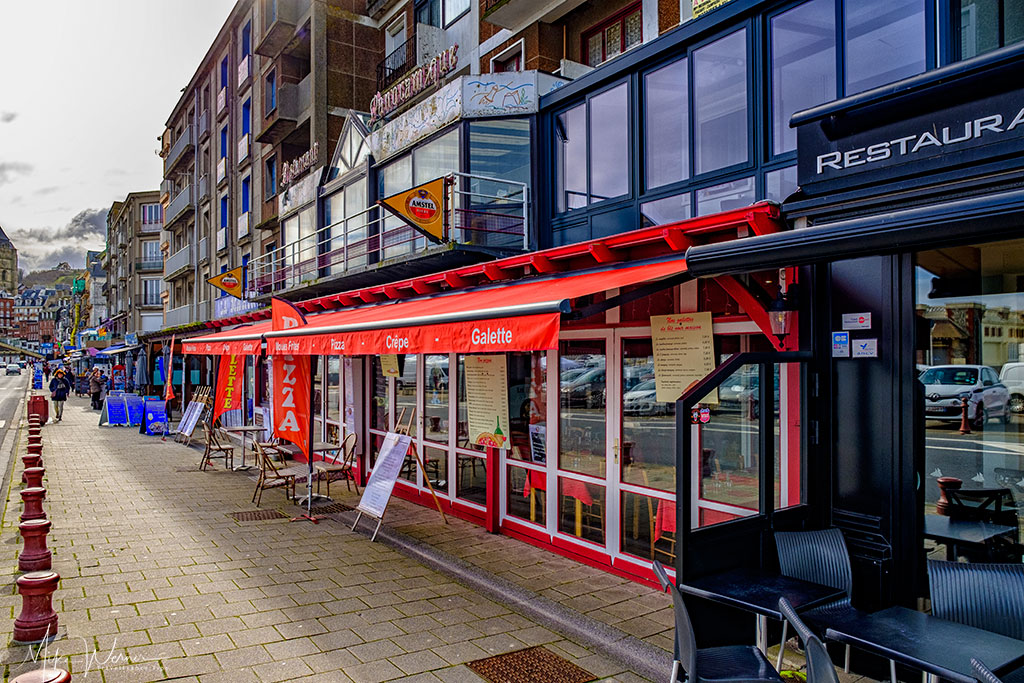 Restaurants alongside the Le Treport harbour