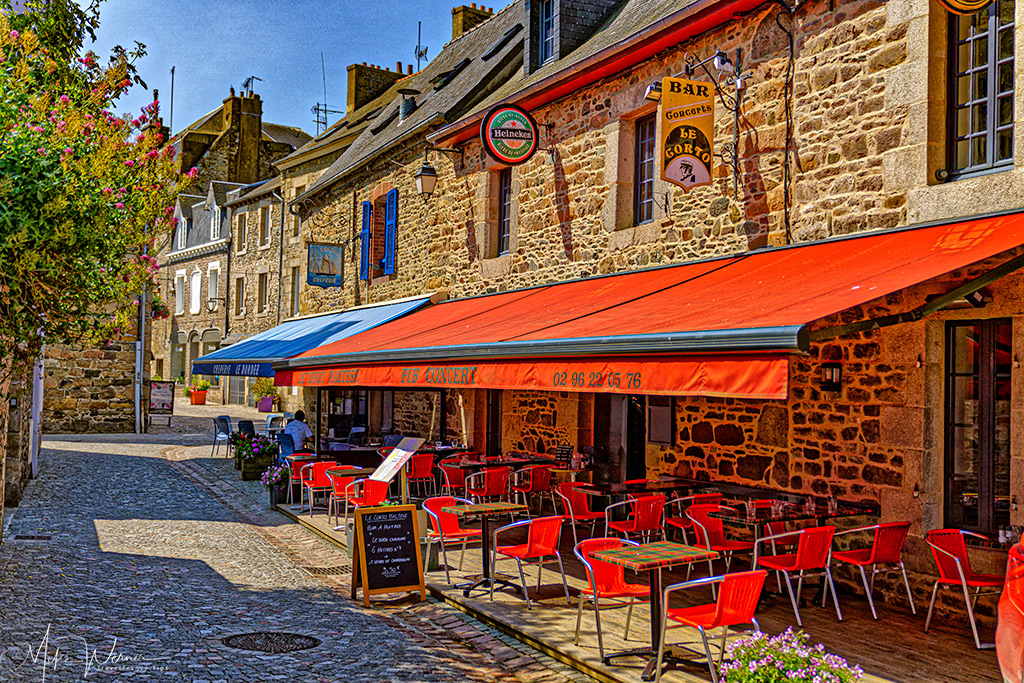 A restaurants in the old city centre of Paimpol