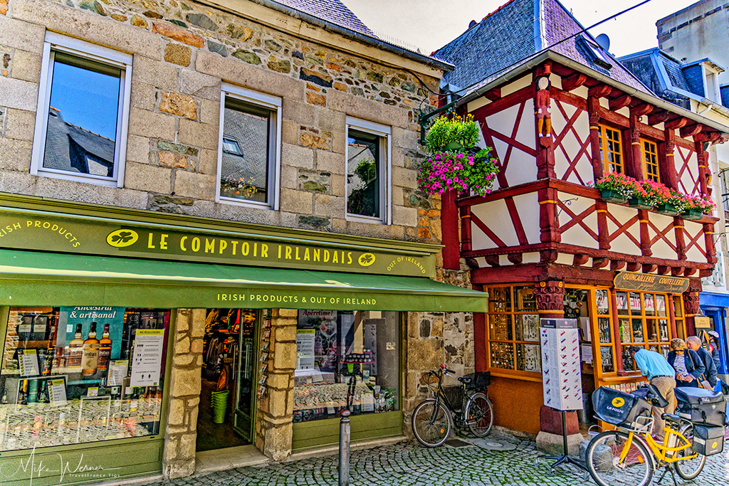 The house on the right (red) is the oldest house in Paimpol, dating back to 1570