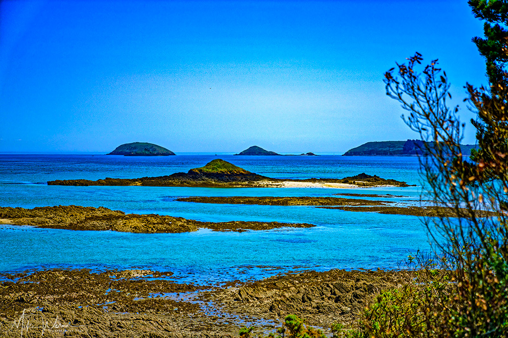 Water, sea, rocks and small islands surround the Pointe-de-Guilben in Paimpol