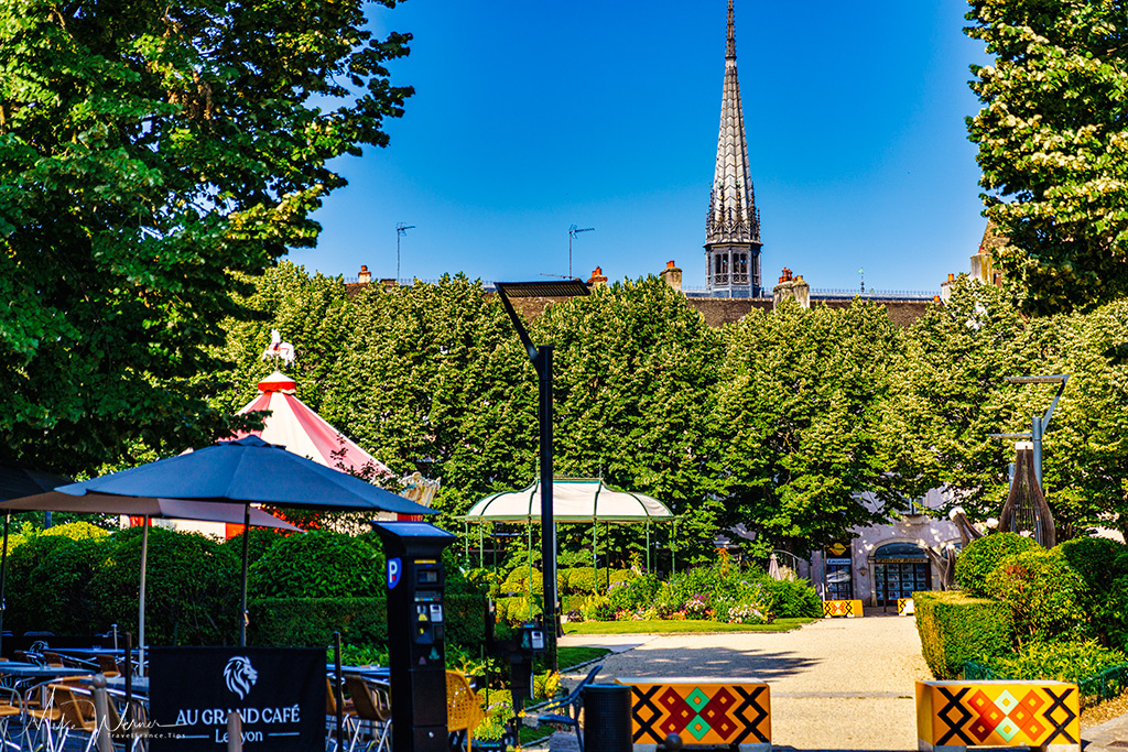 Bars, restaurants and cafe terraces in Beaune