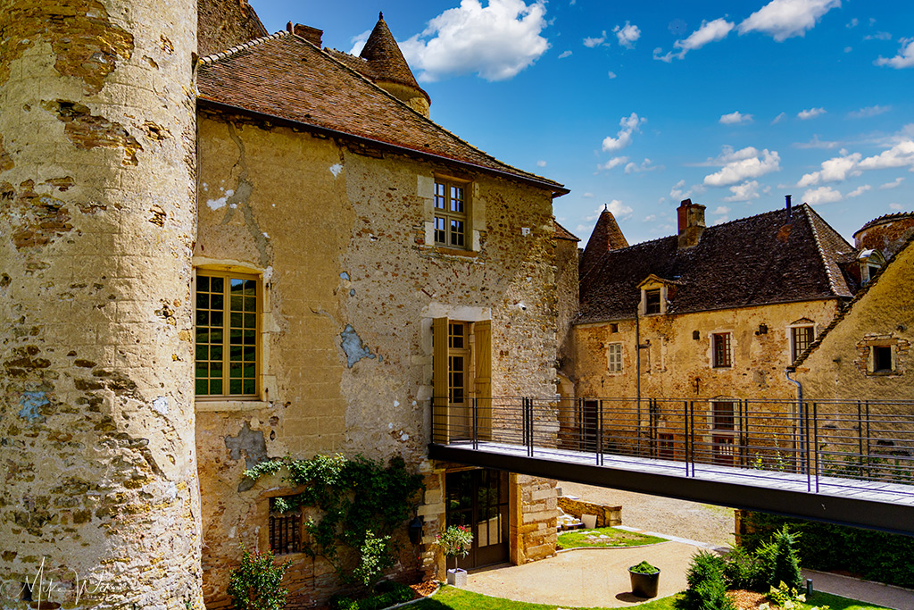 Other side of the aerial bridge over the old moat of the Balleure castle