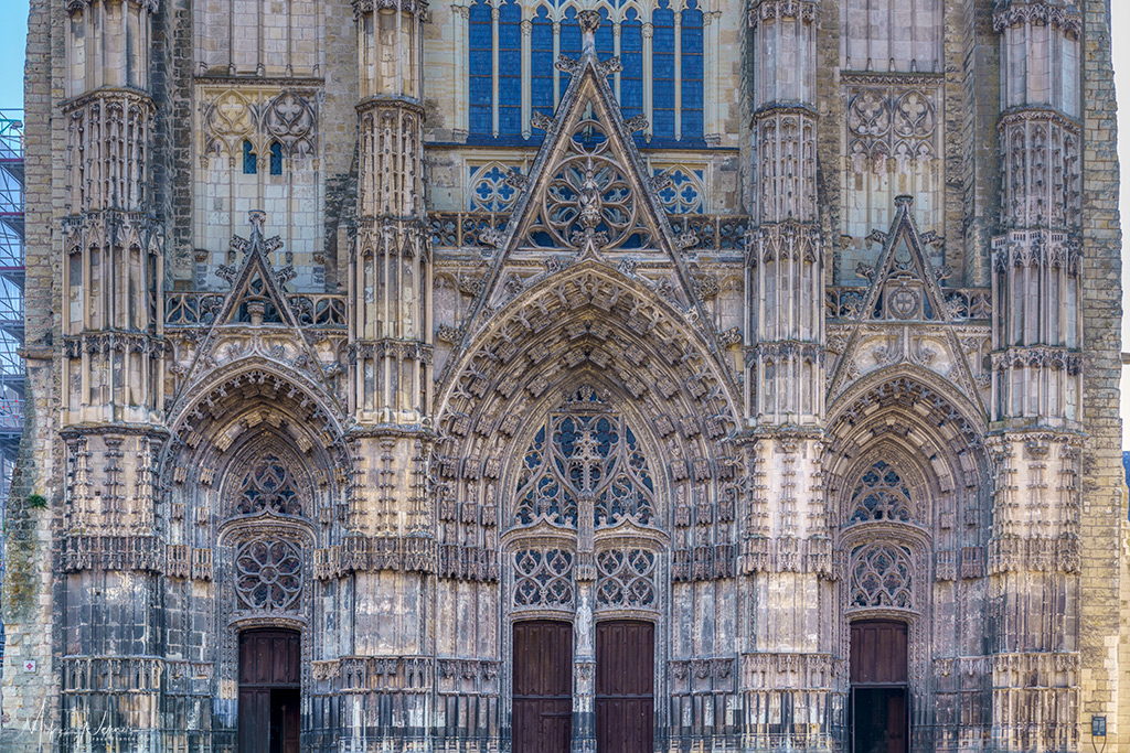 Entry to the Saint-Gatien Cathedral