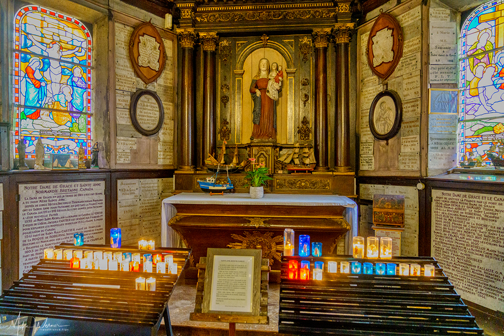 Left side chapel of the Chapelle Notre-Dame de Grace