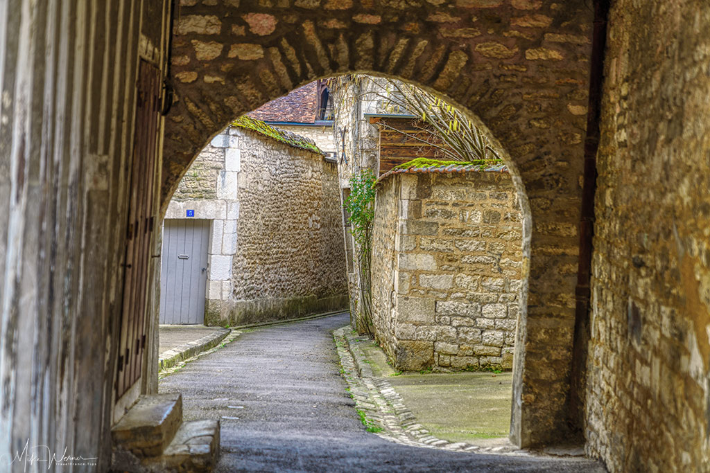 Arch connecting two Chablis streets