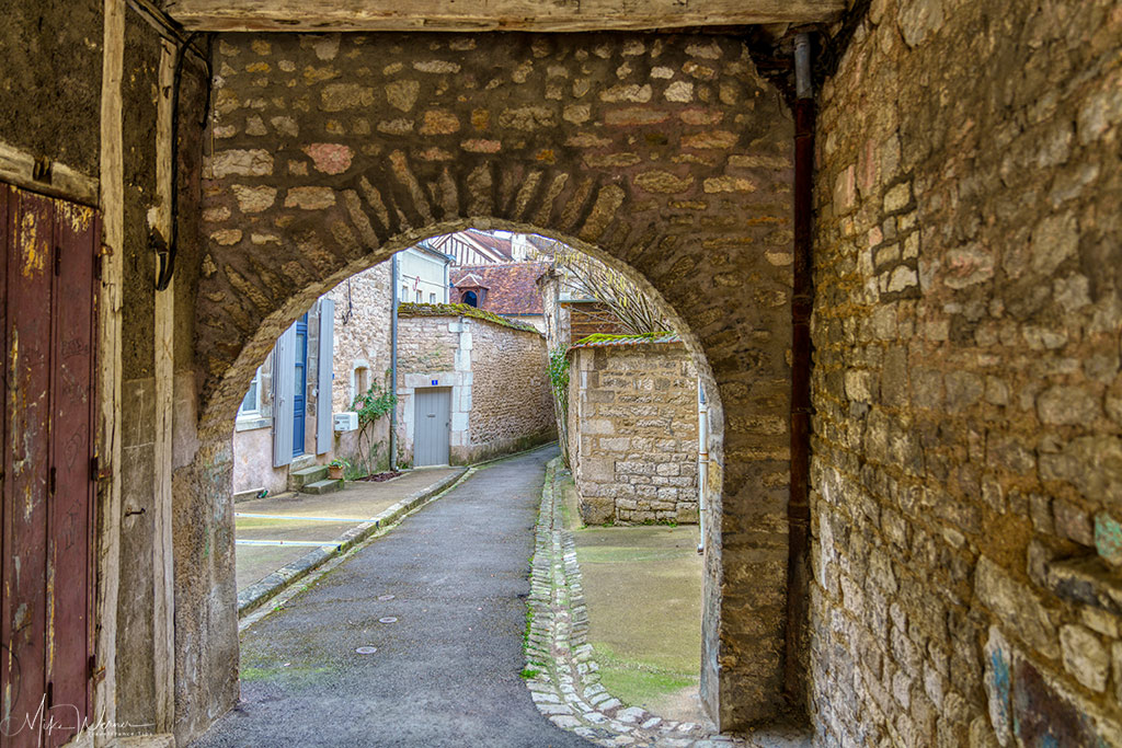 Arch between streets in Chablis, Burgundy