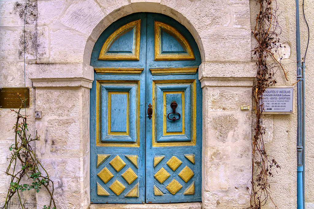 Old door in Chablis