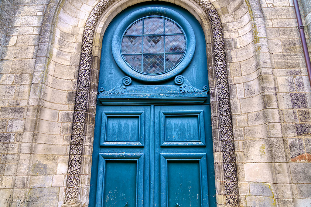 Old door in Chablis